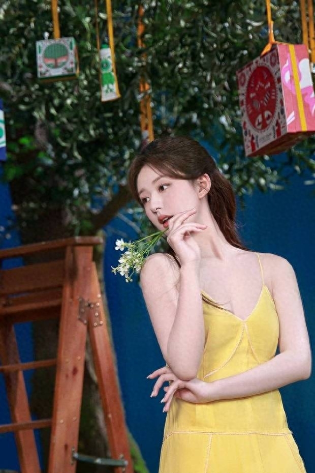 赵露思吊带长裙纯欲性感 腰肢纤细身姿妩媚动人