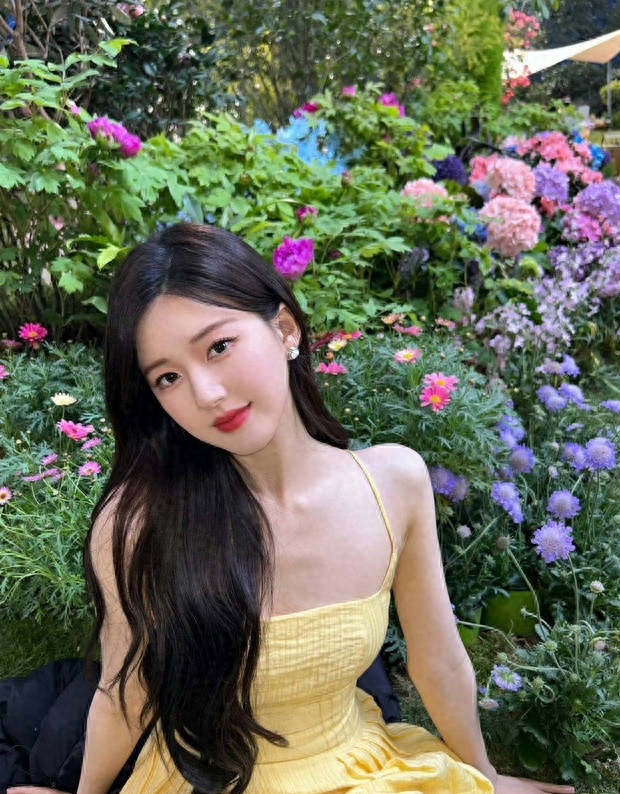 赵露思吊带长裙纯欲性感 腰肢纤细身姿妩媚动人