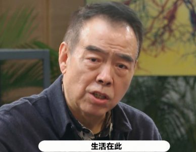 ​陈凯歌一家三口聚餐，陈红素颜皮肤油亮，陈飞宇乖乖跟在后头