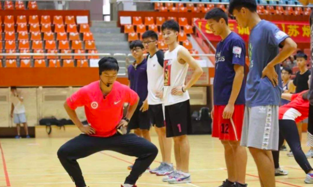 苏炳添身价多少亿一年收入多少 老婆是做什么的家庭背景曝光