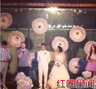 王中磊补办婚礼 宋丹丹抢捧花那英当伴娘