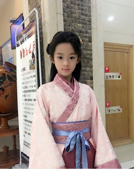 黄杨钿甜一年赚多少钱?黄杨钿甜个人资料被扒父母是哪里人?