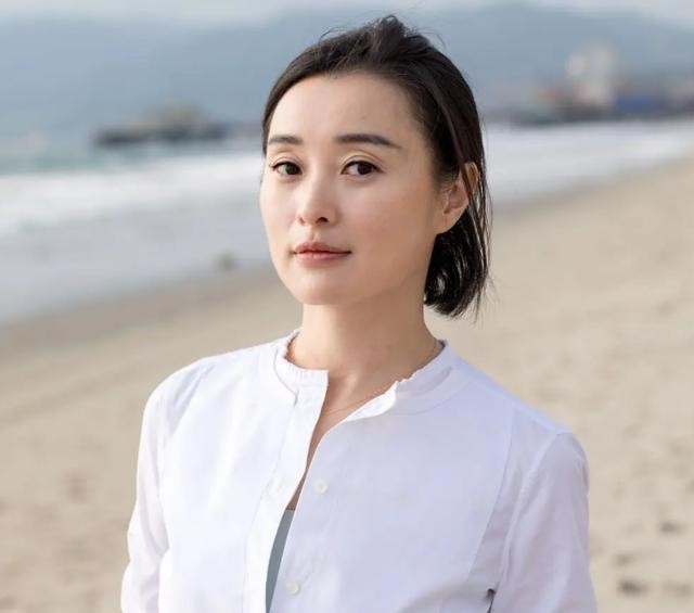 女演员吴越结婚了吗(吴越与男友人逛街笑容灿烂)