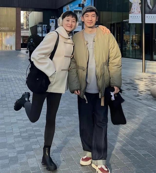 女演员吴越结婚了吗(吴越与男友人逛街笑容灿烂)