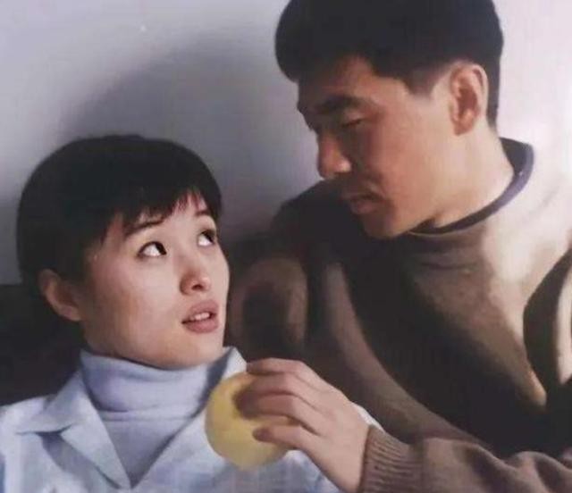 女演员吴越结婚了吗(吴越与男友人逛街笑容灿烂)