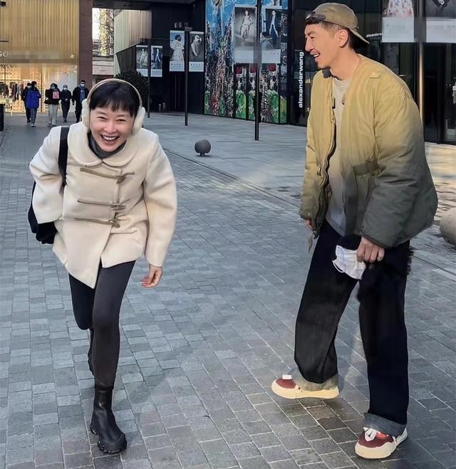 女演员吴越结婚了吗(吴越与男友人逛街笑容灿烂)