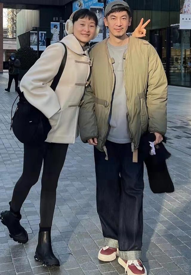 女演员吴越结婚了吗(吴越与男友人逛街笑容灿烂)