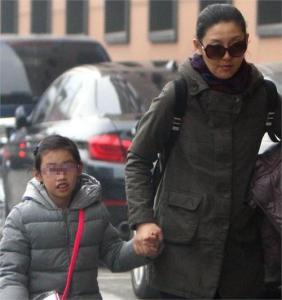 徐帆女儿徐朵身世为什么不姓冯从哪里领养的,徐帆为什么不生孩子?