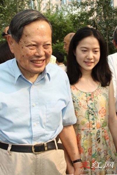 杨振宁与翁帆到底有没有孩子(年龄相差54岁的大跨度忘年夫妻)(7)_