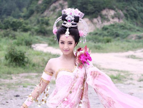 姜潮麦迪娜直播生产生的是男是女?麦迪娜父母及家庭背景曝光