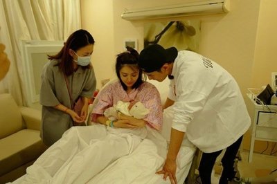 姜潮麦迪娜直播生产生的是男是女?麦迪娜父母及家庭背景曝光