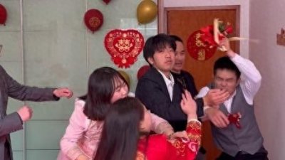 ​女子8年拒绝8次男友求婚，想让他再打拼，怀孕后发现男友转娶他人