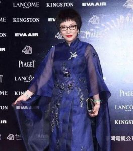 香港两位“单身”女富豪，1个身家200多亿，1个在上海有百套房子