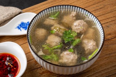 ​汆丸子好吃有诀窍，谨记2个妙招，丸子又弹又嫩，饱满多汁不易碎