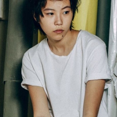 她是天后王菲的女儿，声音被赞媲美王菲，气质才情皆不凡