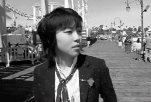 她是天后王菲的女儿，声音被赞媲美王菲，气质才情皆不凡