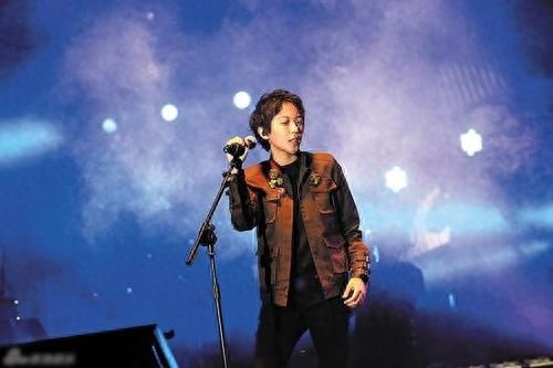 她是天后王菲的女儿，声音被赞媲美王菲，气质才情皆不凡