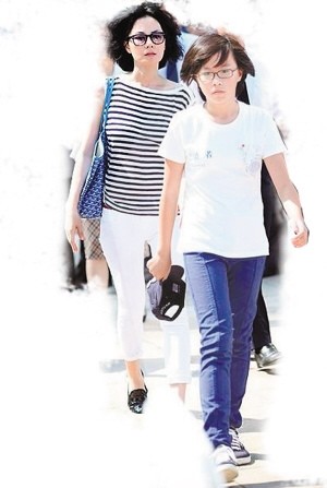 她是天后王菲的女儿，声音被赞媲美王菲，气质才情皆不凡