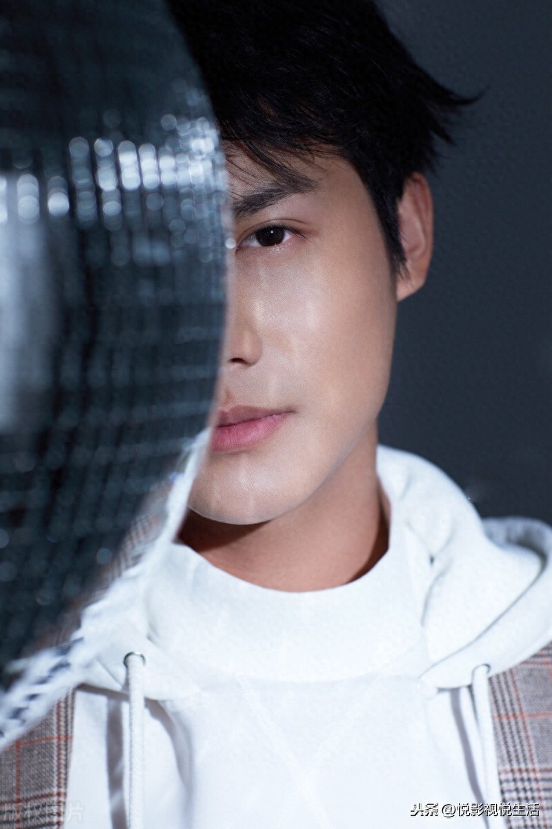 被誉为“猫系小鲜肉”的郑业成，不仅俊朗帅气，对待事业十分敬业