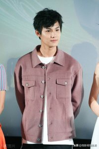 ​被誉为“猫系小鲜肉”的郑业成，不仅俊朗帅气，对待事业十分敬业