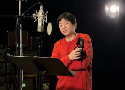 ​高晓松难得晒开工照，本人近照大变样，瓜子脸，有点华晨宇的感觉