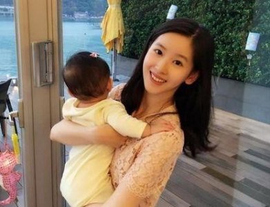 ​奶茶妹妹抱女出镜被批，正确抱小孩方法快get
