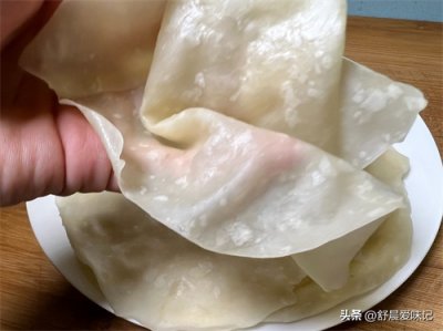 想吃薄饼自己做,饼薄如纸,嚼起来很劲道,可以卷自己喜欢的菜