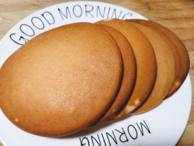 2个鸡蛋加一些面粉,教你在家做松软香甜的松饼,老人孩子都爱吃