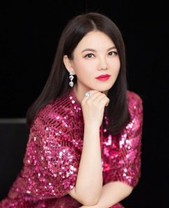 44岁李湘近照曝光,穿贵妇装现身网红店,带三人跟拍气场十足