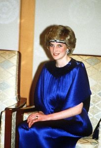 戴安娜身高178厘米,35年前访问日本一枝独秀,宝蓝色礼服最出彩