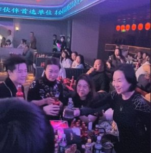 36岁小黄飞专业扮丑20年,哈尔滨斯卡拉绽放的奇葩,住豪宅开豪车