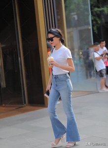 穿对上衣,让你在夏日更添美丽!10款适合喇叭裤的上衣推荐!