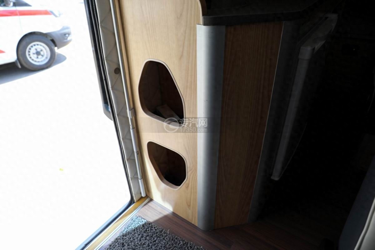 霸气房车之依维柯四驱越野房车