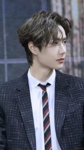 ​顶流明星王一博戴187万名表，开188万摩托车，他真的非常优秀