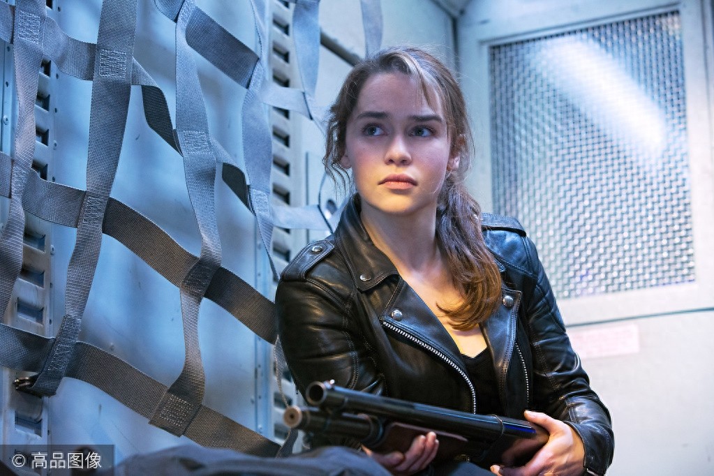 穿皮衣的女人，身手都不简单