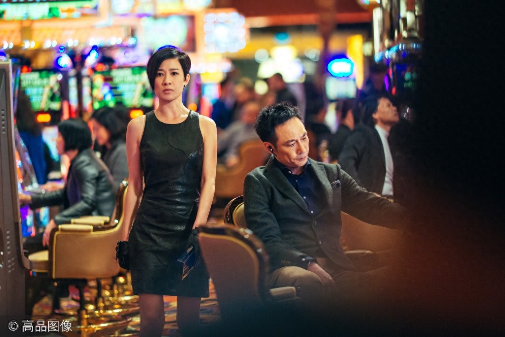 穿皮衣的女人，身手都不简单