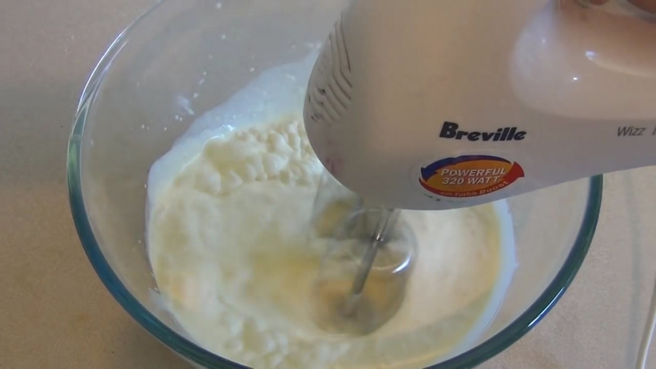 简单三步用牛奶做打发奶油，省事省钱还不快学