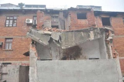 ​男孩上厕所时公厕突然垮塌压伤腿部 黄石消防快速将其救出