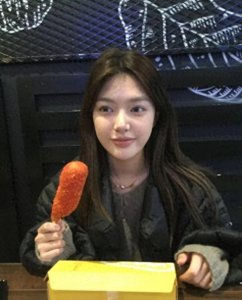 ​小羽被分手事先不知，王思聪冷落她长期不回家，她无奈搬出豪宅