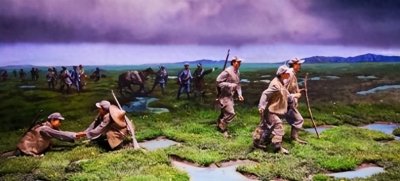 ​76年农村老汉摸军博馆文物被制止，嚎啕大哭：这是我背回来的