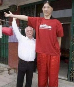 ​世界第一女巨人曾金莲：14岁高过姚明！18岁去世，遗体至今未下葬