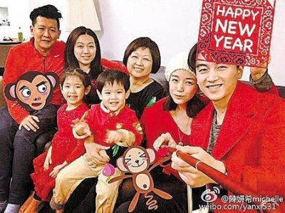 ​陈妍希微博晒新年照 陈晓、岳母相见欢