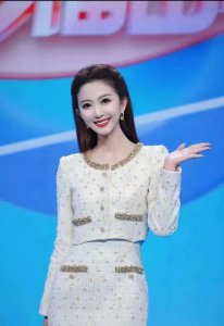 辽宁卫视美女主持人心悦:以才华为笔,绘就荧屏风华