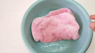 ​原来清洗毛巾这么简单，水里边撒一把，搓一搓立马洁净如新，真棒
