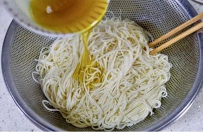 ​家庭DIY：手把手教你制作美味凉面，夏日解暑就是这么简单