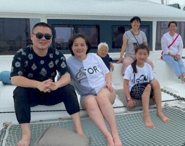 封箱之后,郑敏晒一家人度假状态,女儿正面照和岳云鹏似复制粘贴