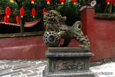 寺庙前放着的石狮子嘴里的球,是怎么放进去的呢?