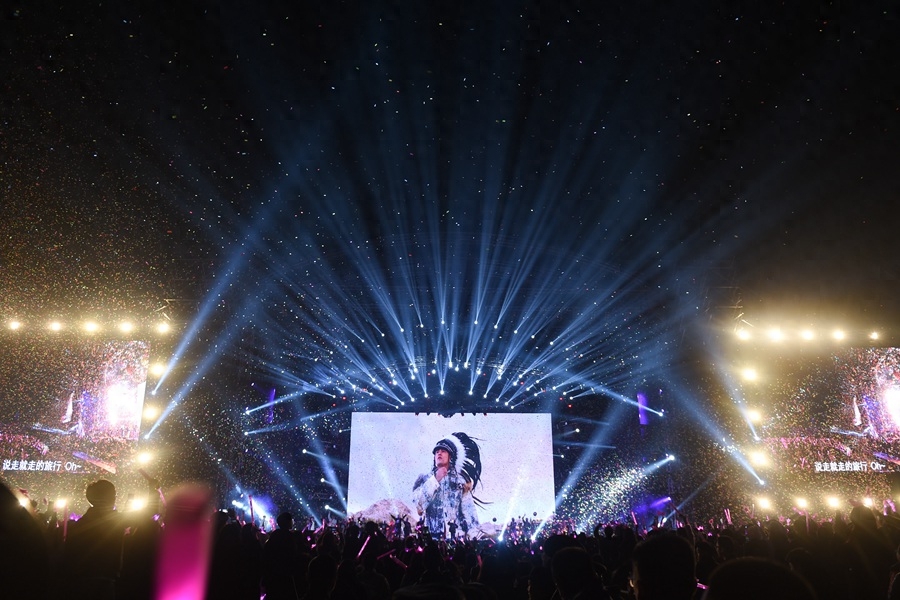 周杰伦嘉兴演唱会,真爱粉冒寒风观看!