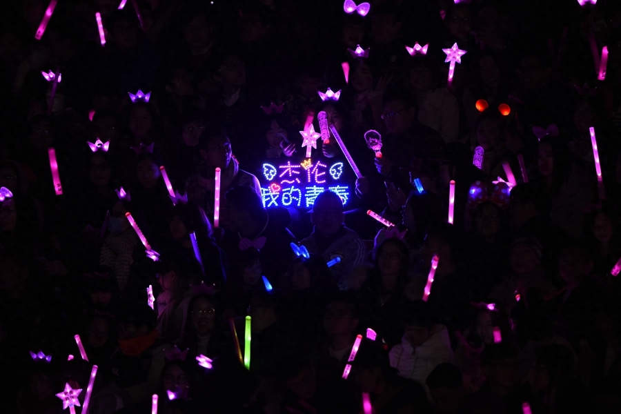 周杰伦嘉兴演唱会,真爱粉冒寒风观看!