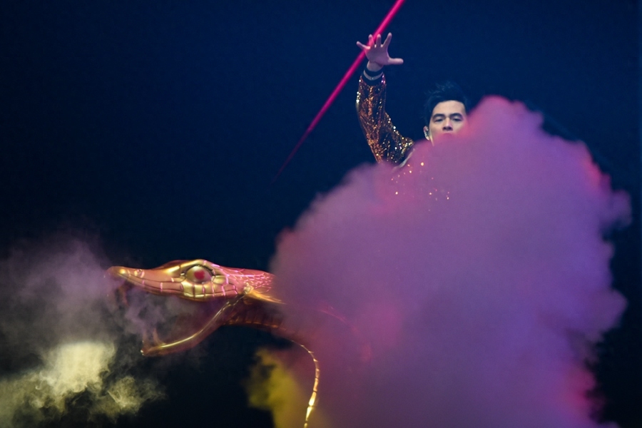 周杰伦嘉兴演唱会,真爱粉冒寒风观看!